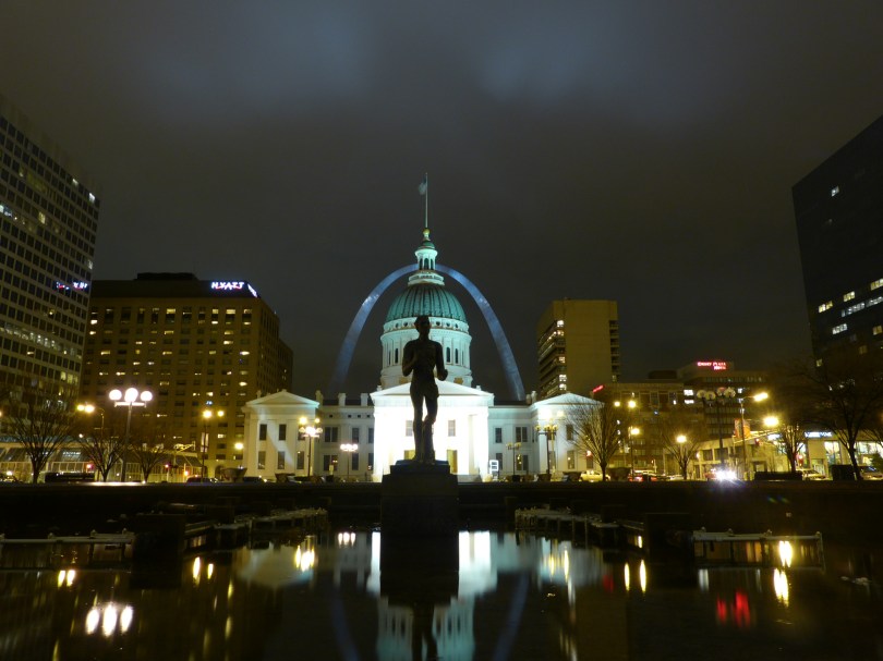 Gespenstisch erhebt sich der Gateway Arch hinter dem Old Courthouse