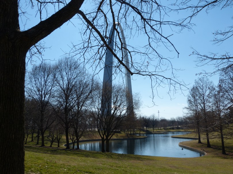 Memorial Park: Wie ein zu groß geratenes Krickettor wächst der Gateway Arch aus dem Boden.