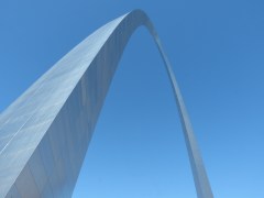 Pure Form: Elegant wölbt sich der Gateway Arch in den Himmel