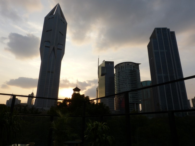 Fantastische Architektur: Saurons dunkler Turm in Puxi, dem Stadtzentrum Shanghais