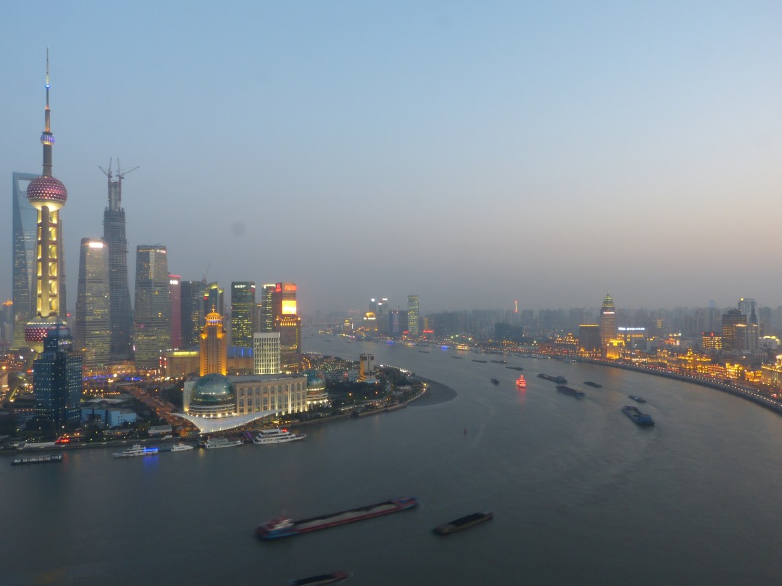 Schichtwechsel: In wenigen Minuten wirft sich die Stadt in Schale für eine wilde, lange Nacht