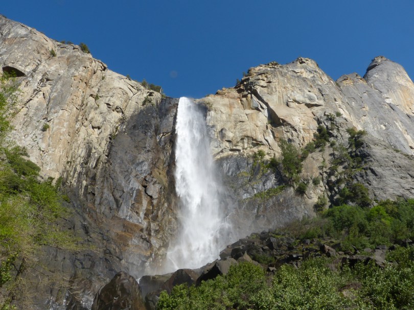 Wonnemonat Mai: Der Bridalveil Fall trägt ordentlich Wasser