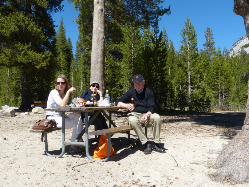 Wegzehrung: Picknick am Strand des Tenaya Lake