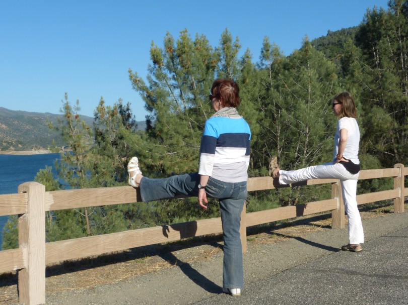 Nach all der Fahrerei fühlt man sich wie eingerostet: Mutter und Tochter stretchen um die Wette
