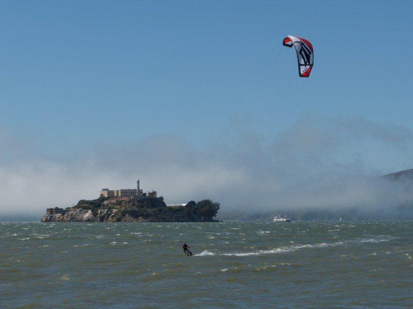 Auf der Flucht: Kite-Surfer vor der Insel Alcatraz