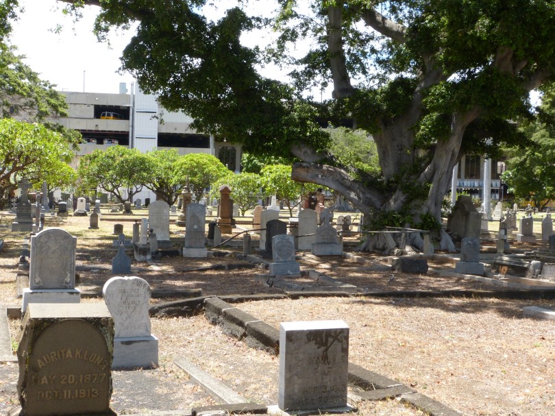 Historischer Friedhof zwischen Parkhäusern im Zentrum der Stadt