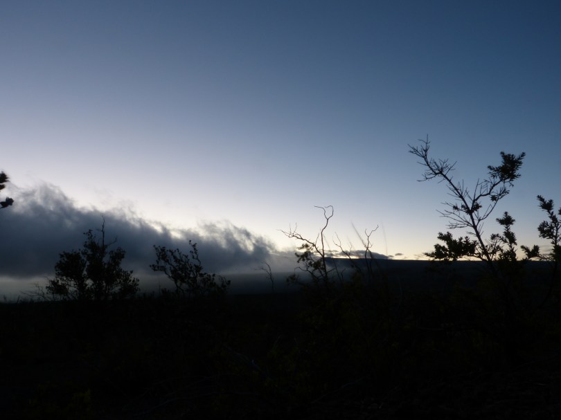 Nacheinbruch: Dramtisch ziehen Wolkenfeder über die Felsrücken hinweg