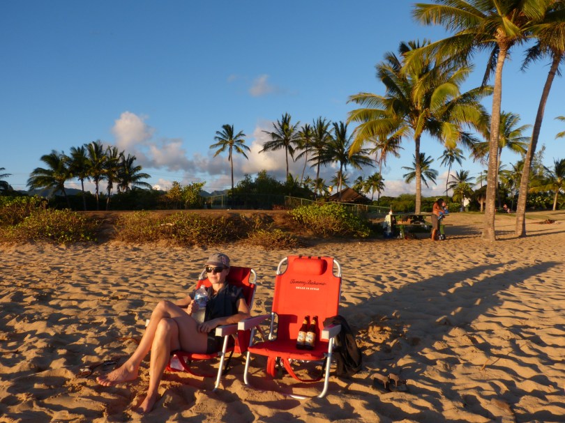 Beach bum II: Am späten Nachmittag zieht es einige Touristen an den Strand, um die letzen Sonnenstrahlen des Tages zu genießen