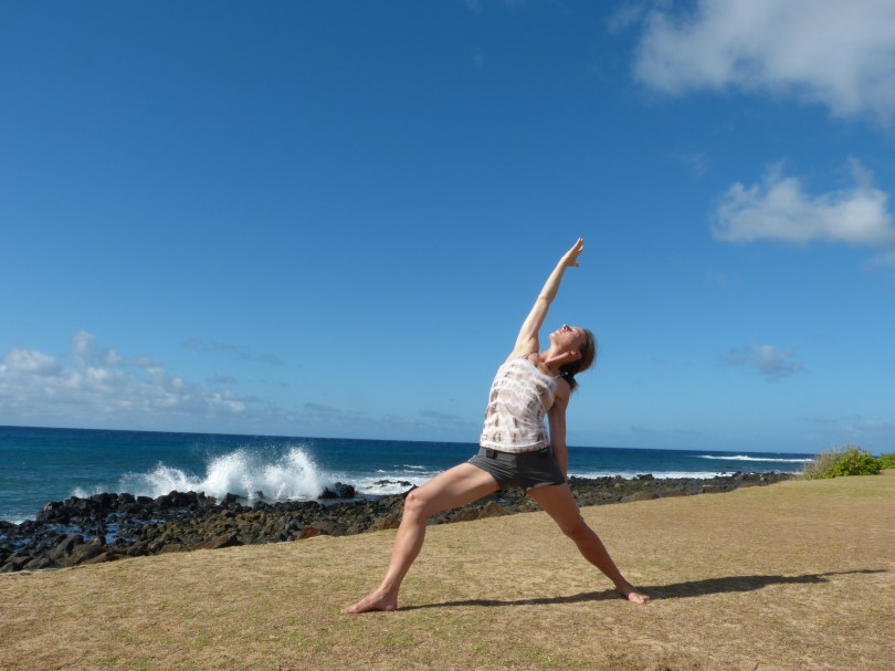 Morgen-Yoga am Strand: Chris in der Reverse-Warrior-Pose