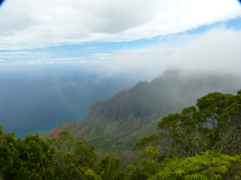 Glück gehabt: Für einen kurzen Moment zieht die Wolkendecke auf, und wir erhaschen einen Blick auf Felsen der Nā-Pali-Küste