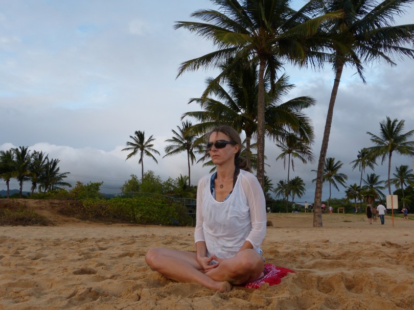 Das Meer in dir: Chris nutzt den Moment für eine kurze Strandmeditation