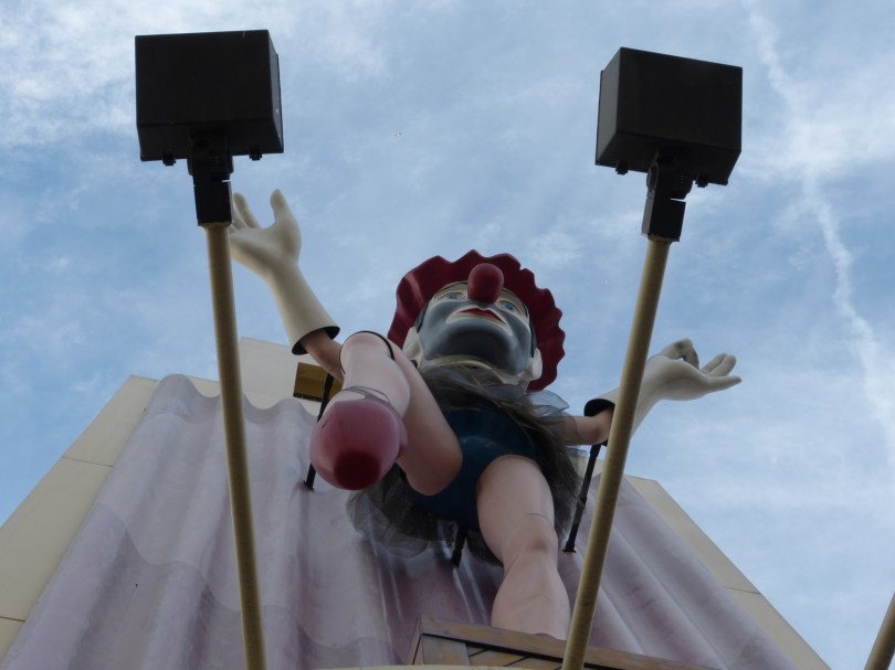 Kunst am Bau: Jonathan Borofskys unheimlicher "Ballerina Clown" (2008)