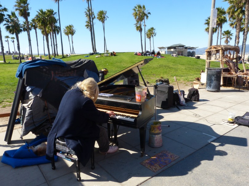 Konzertpianist an der Promenade von Venice Beach