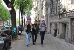 Drei Jungs auf dem Weg in den Biergarten