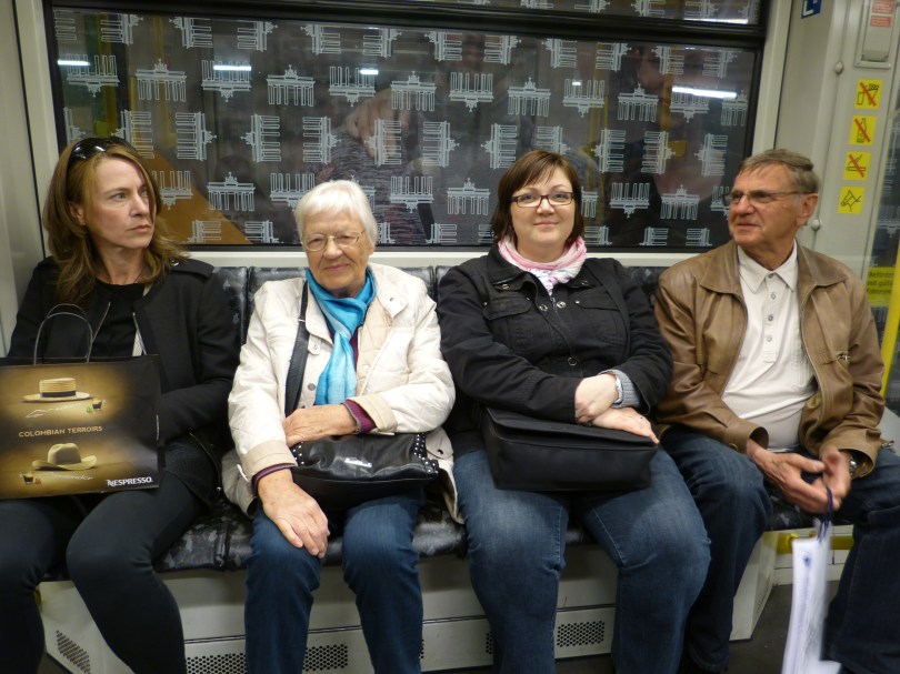 Linie 1: Familie Wölk auf dem Weg quer durch Berlin