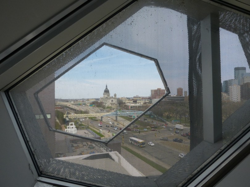 Fokussierter Blick vom Walker Art Center auf die Basilica of Saint Mary