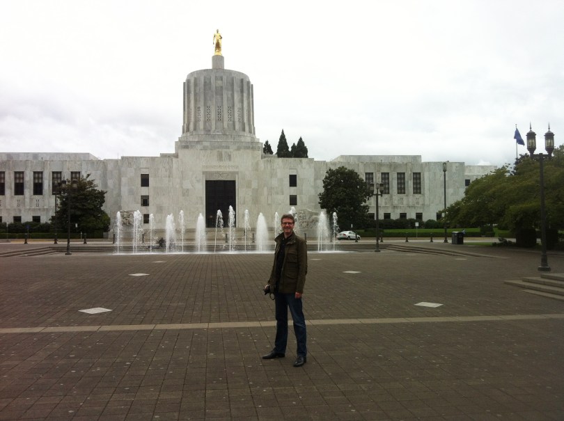Posieren vor dem Oregon State Capitol