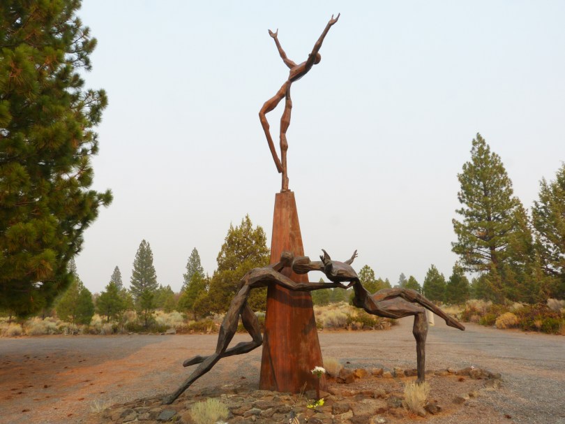 Why? Die zentrale Skulptur des Living Memorial Sculpture Garden