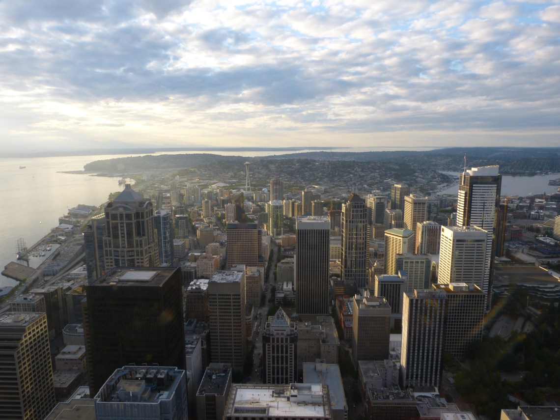 Stimmungsvolles Seattle: die Stadt in der AbenddämmerungP1080563