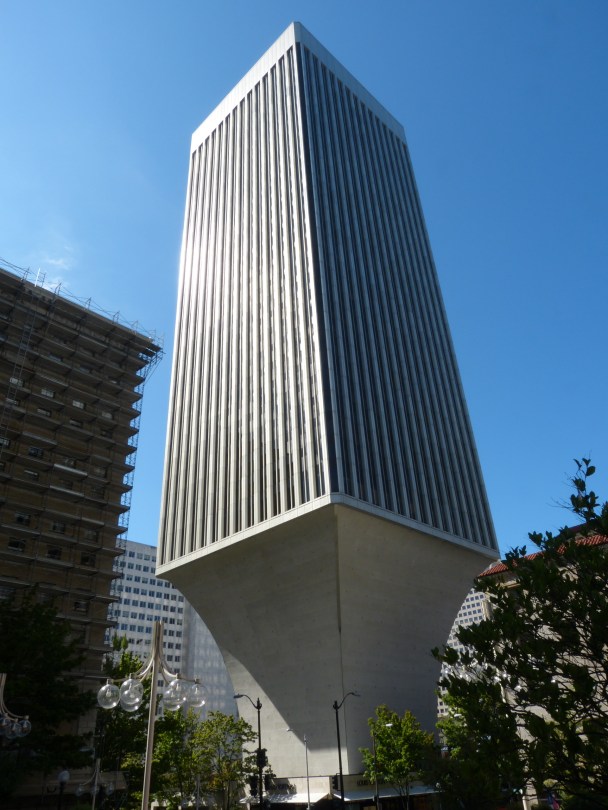 Turm am Stil: Rainier Tower von Minoru Yamasaki (1977)