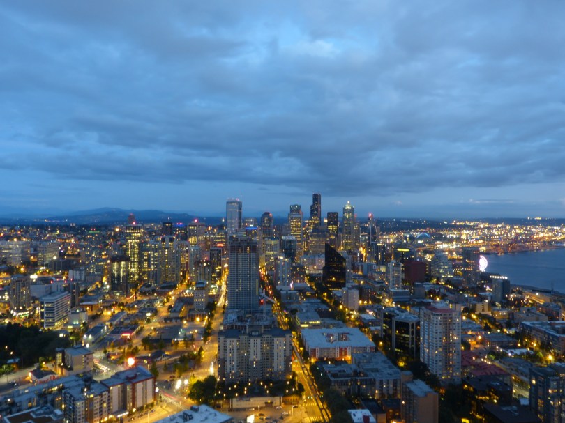 Blick von der Space Needle: Seattle macht sich abendfein