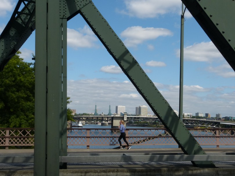 Hawthorne Bridge: eine von 12 Brücken über den Willamette River