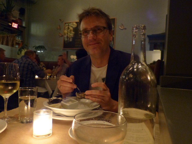 Dekadenter geht's nicht: Andreas beim Austernvergleich im Little Bird