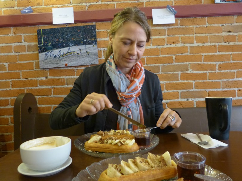 Chris nimmt die wichtigste Malzeit des Tages ein