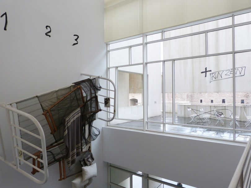 Rinzen: Antoni Tàpies Siegerbeitrag zur Biennale di Venezia (1993) im MACBA