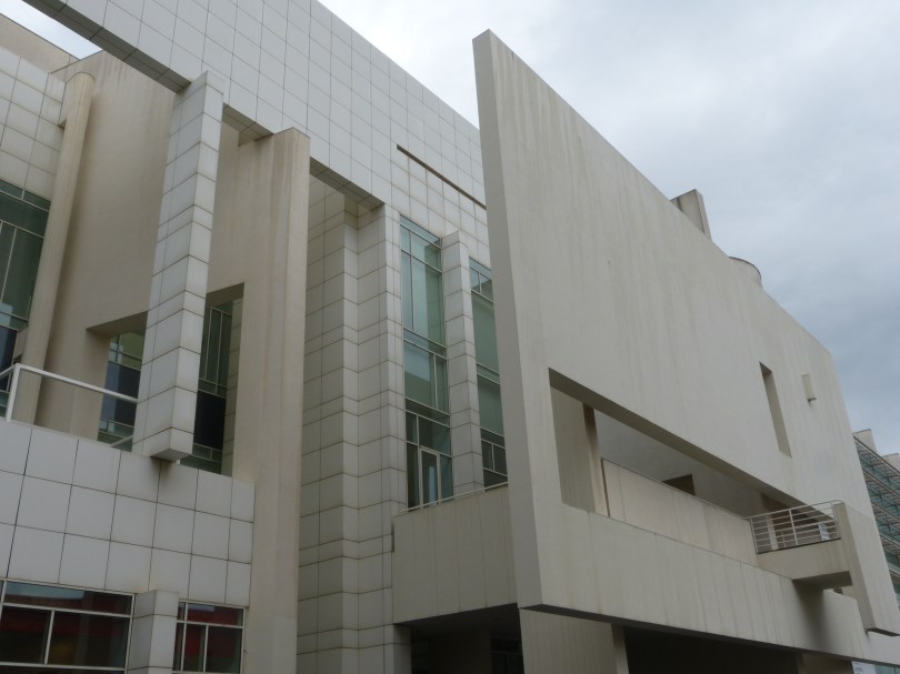 MACBA: Richard Meiers Museumsbau hält den Betrachter ein wenig auf Distanz - genau wie die darin stattfindenden Ausstellungen