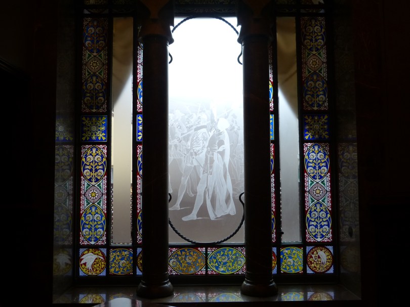 Geniale Glasmalerei: Fenster im Palau Güell