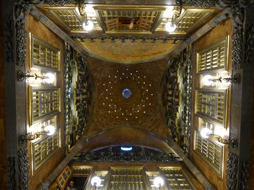 Haupthalle des Palau Güell mit einer Kuppel, die Tag und Nacht natürliches Licht hereinlässt