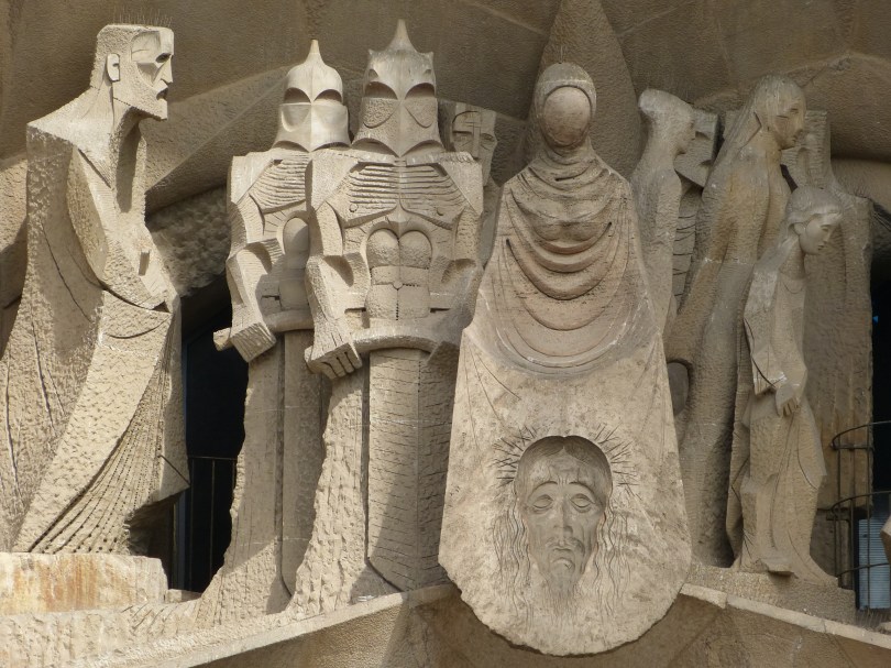 Passionsfassade: Die Helme der römischen Soldaten erinneren and die Schornsteine von Gaudís Casa Milà