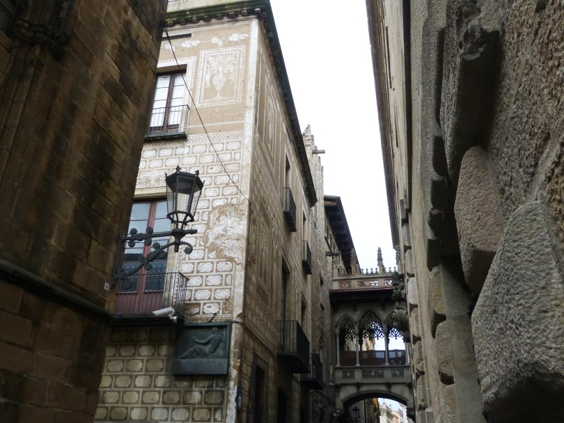 Zeitreise ins Mittelalter: "Seufzerbrücke" im Barri Gòtic