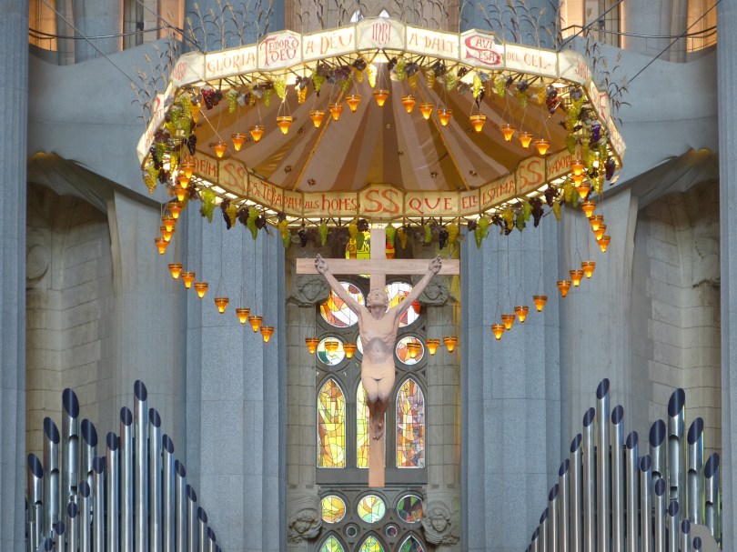 Ehrfurchtsvoll: Gaudís schwebender Christus und Baldachin über dem Altar