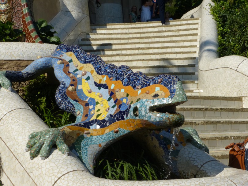 Gaudís kunterbunte Echse heißt die Besucher des Park Güell willkommen