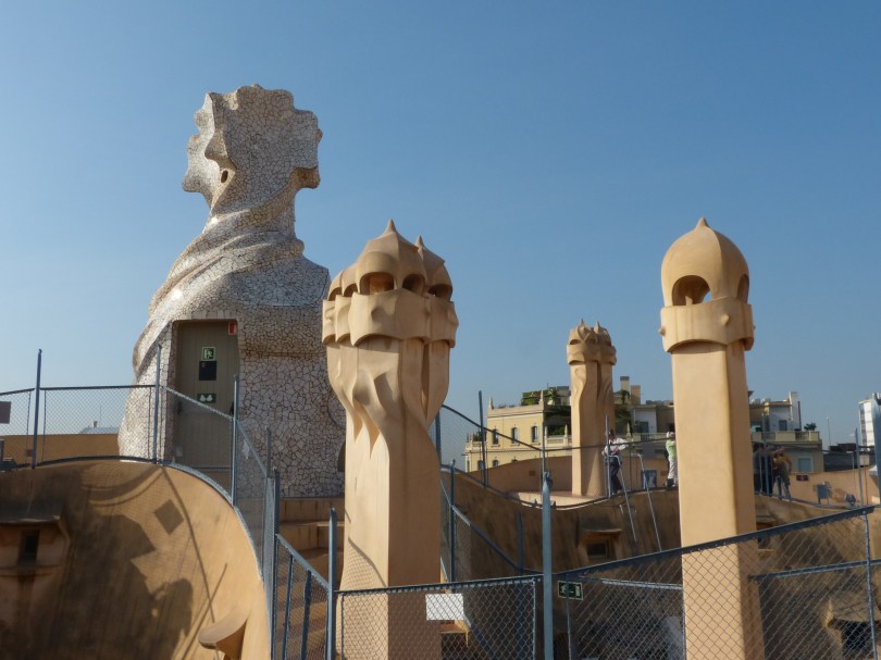 Casa Milà: Die eigenwilligen Skulpturen beherbergen Schornsteine, Lufschächte und Treppenaufgänge