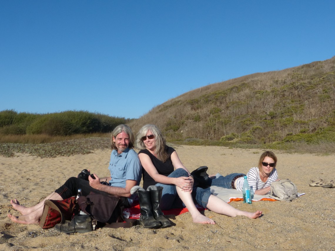 Schuhe aus, Schampus raus: Will, Kath und Chris in einer versteckten Bucht nahe Santa Cruz 