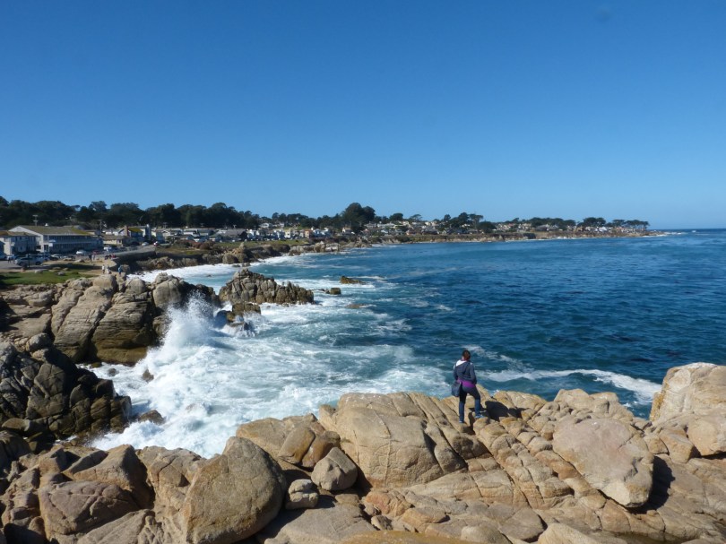 Caspar-David-Friedrich-Pose: Ines auf den Klippen von Pacific Grove