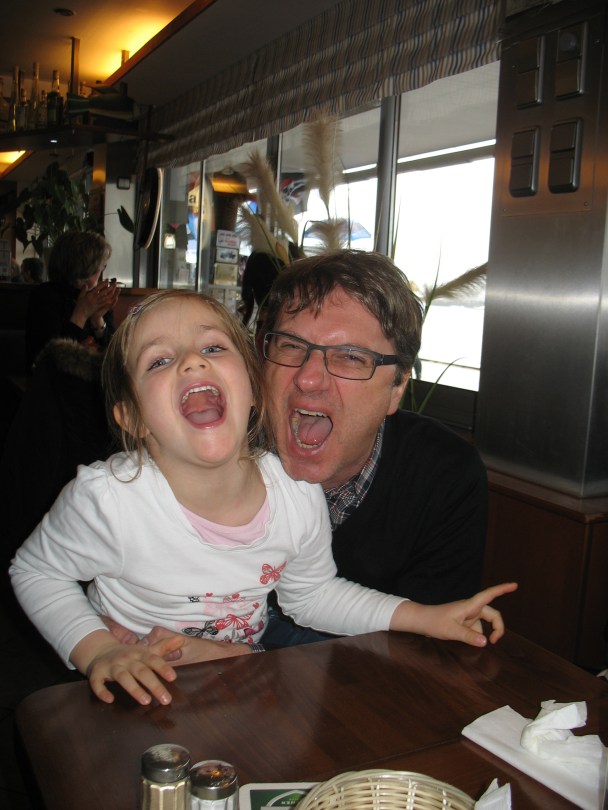 21. Feb., 14:32 Uhr. Fischrestaurant. Faxen machen mit Nichte Lilly