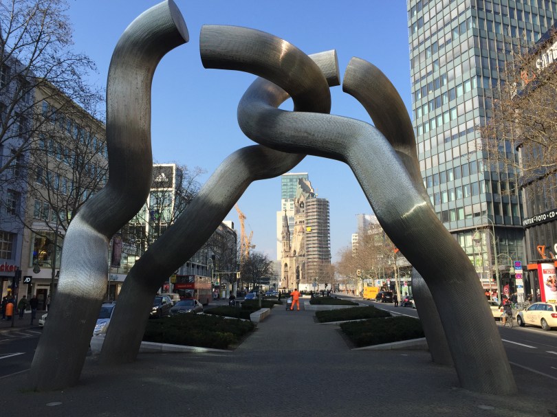 15. Feb., 11:53 Uhr. Tauentzien. Schnell mal schauen, ob noch alles steht