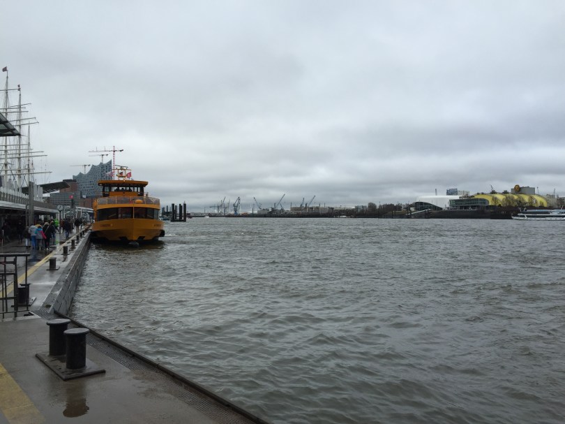21. Feb., 12:36 Uhr. Hamburg, Landungsbrücken. Eisiger Wind peitscht ins Gesicht.