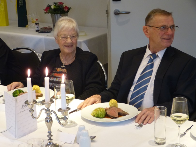 20. Feb., 14:33 Uhr. Der Hauptgang wird gereicht, der Jubilar strahlt.