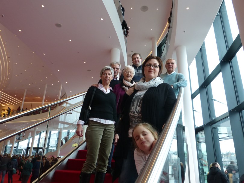 21. Feb., 14:13 Uhr. Jetzt geht's los! Familie Wölk wirft sich in Positur.