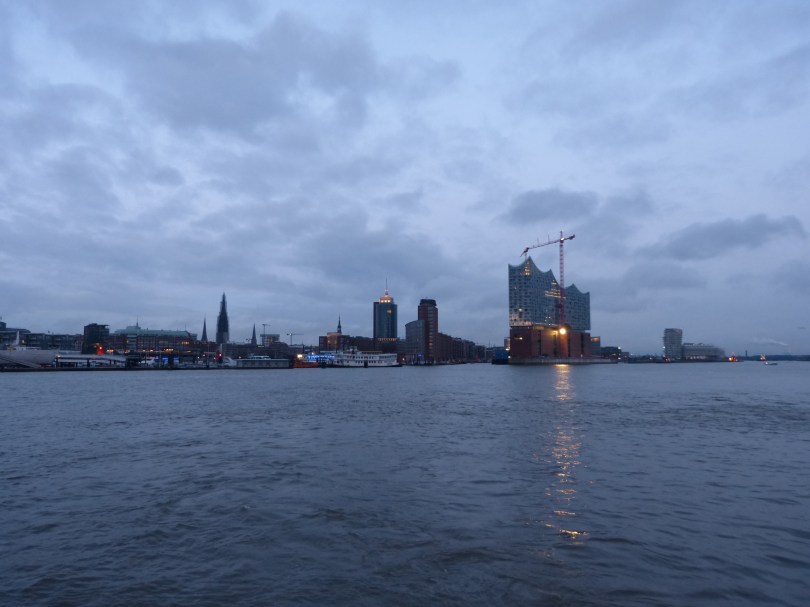 21. Feb., 18:02 Uhr. Hamburger Hafen mit Elbphilharmonie