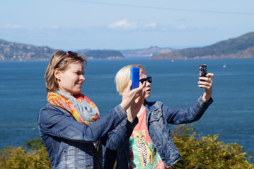 Strike a Pose: Antje und Amke im Selfie-Wettstreit