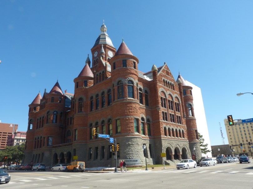 Wie aus der Zeit gefallen: Das Dallas County Courthouse von 1892 ist wahrscheinlich eines der ältesten Bauten der Stadt