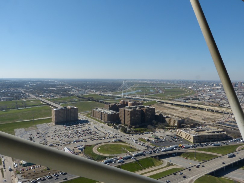 Dallas von hinten: Der Süden der Stadt nimmt sich wenig imposant aus (abgesehen natürlich von der Calatrava-Brücke über den Trinity River)
