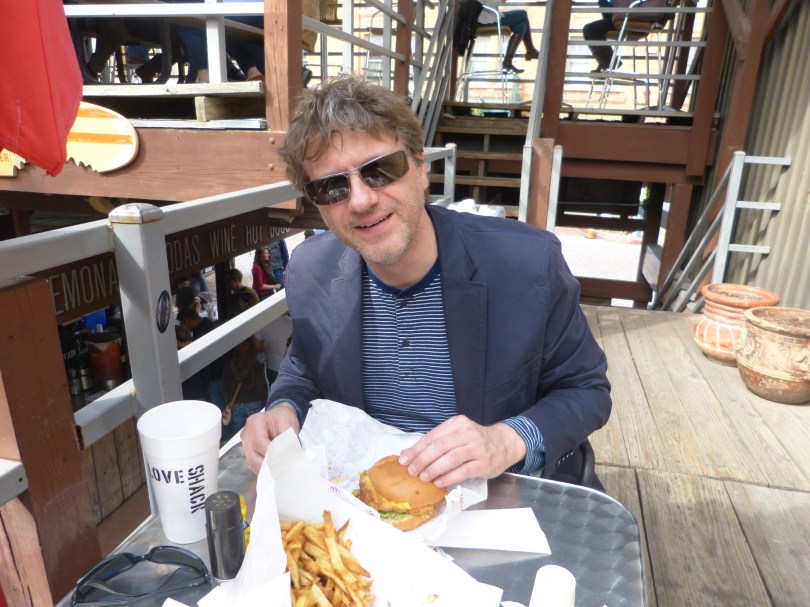 Wie sich schnell herausstellte, war der Veggie-Burger alles andere als vegetarisch (aber er hatte Veggies auf dem Fleischbratling...)