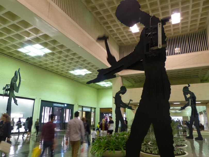 Unermüdliche Malocher: Jonathan Borowskys "Hammering Men" im NorthPark Shopping Center